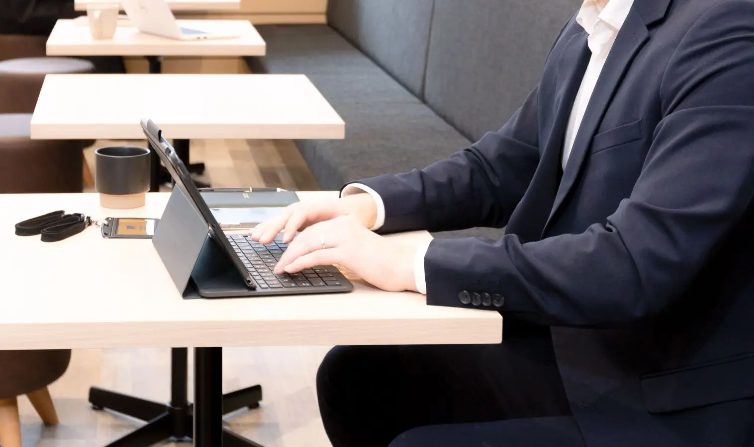 “駅直結”が便利でお客様にも喜ばれる綺麗なオフィス（八幡谷税理士事務所様）